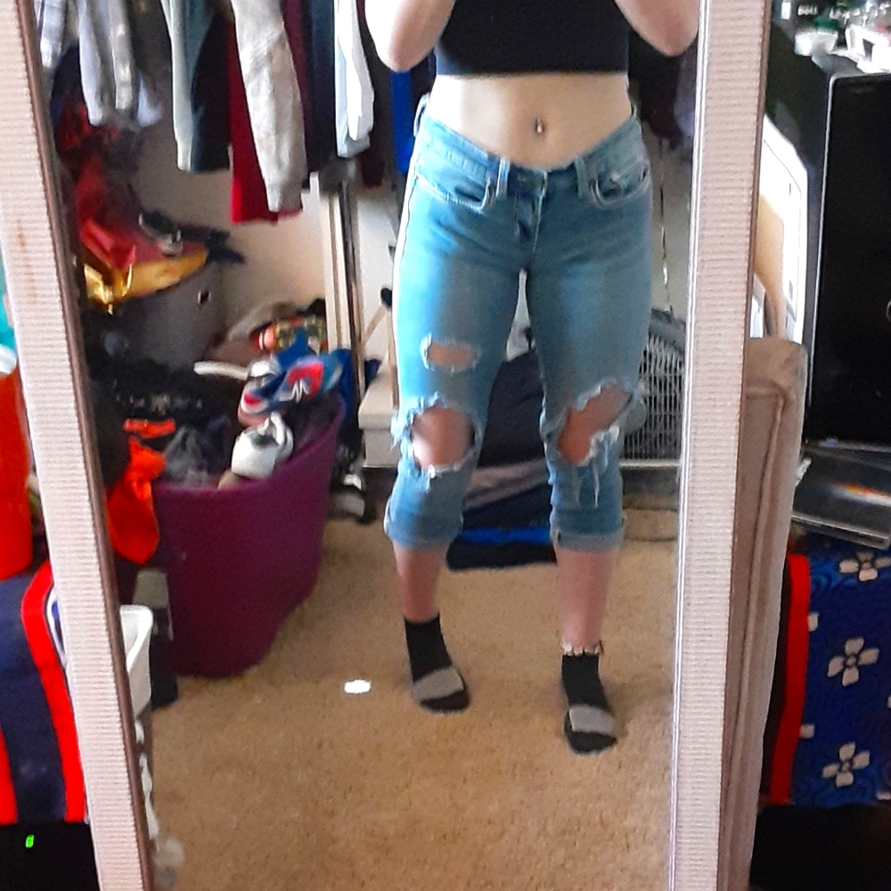 Low waisted distressed capri jeans